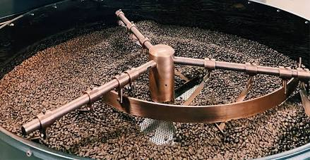 مرحلة تحميص حبوب القهوة الخضراء. Source: Redber Coffee