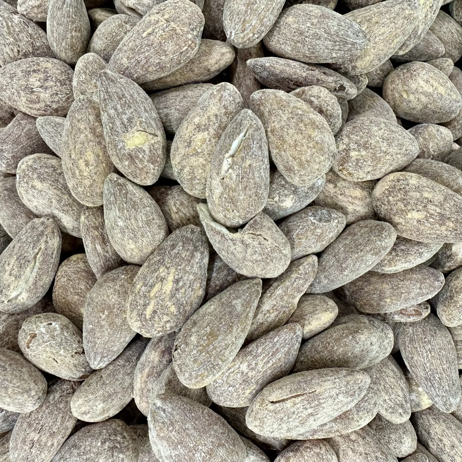 لوز محمص بالملح